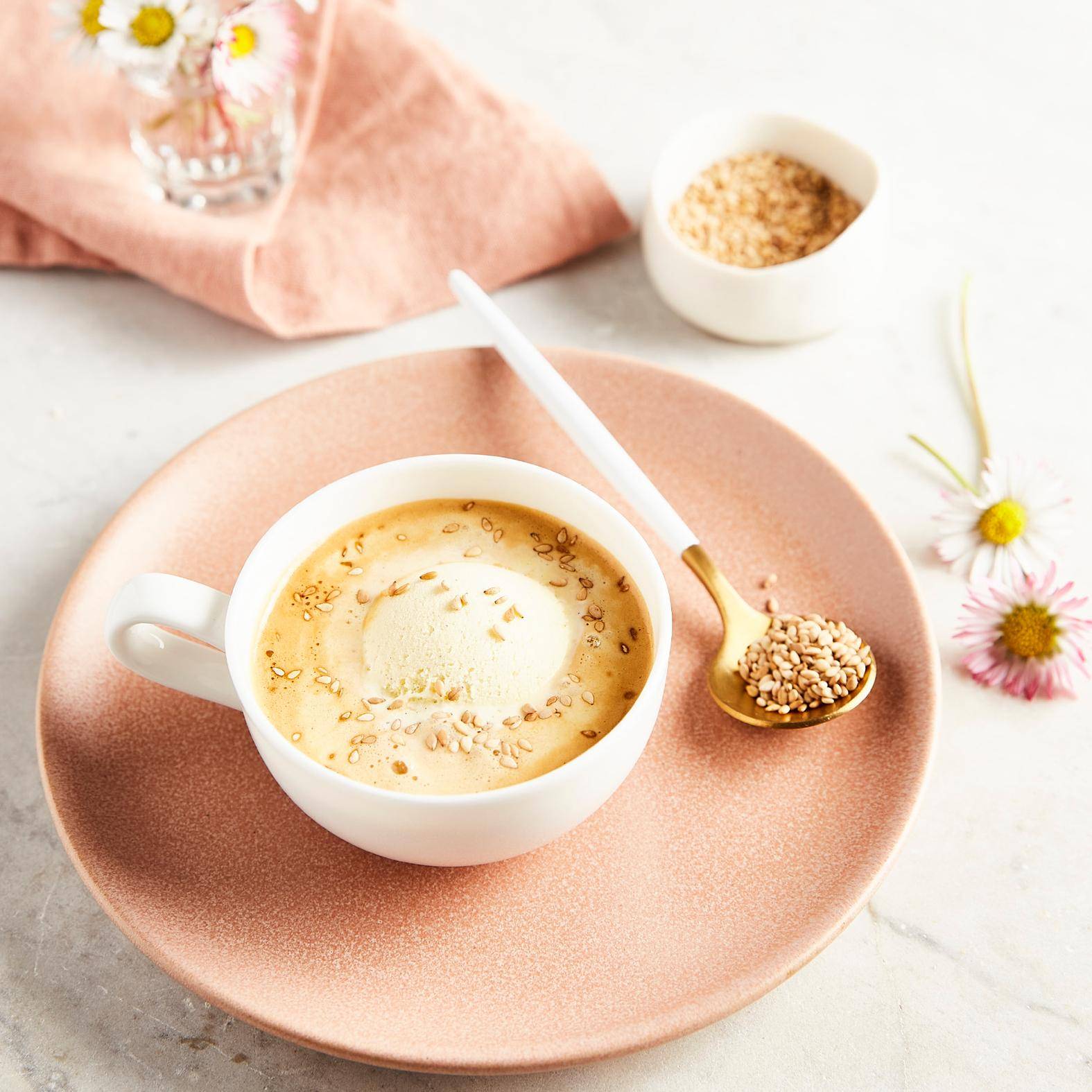Affogato met vanille roomijs en sesam - Recepten Latte Intense | Krups