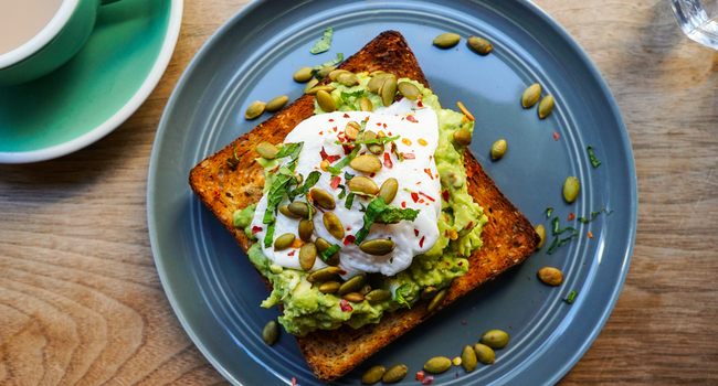 Avocado toast met een gepocheerd ei, pompoenpitten en chili - Recepten undefined | Krups