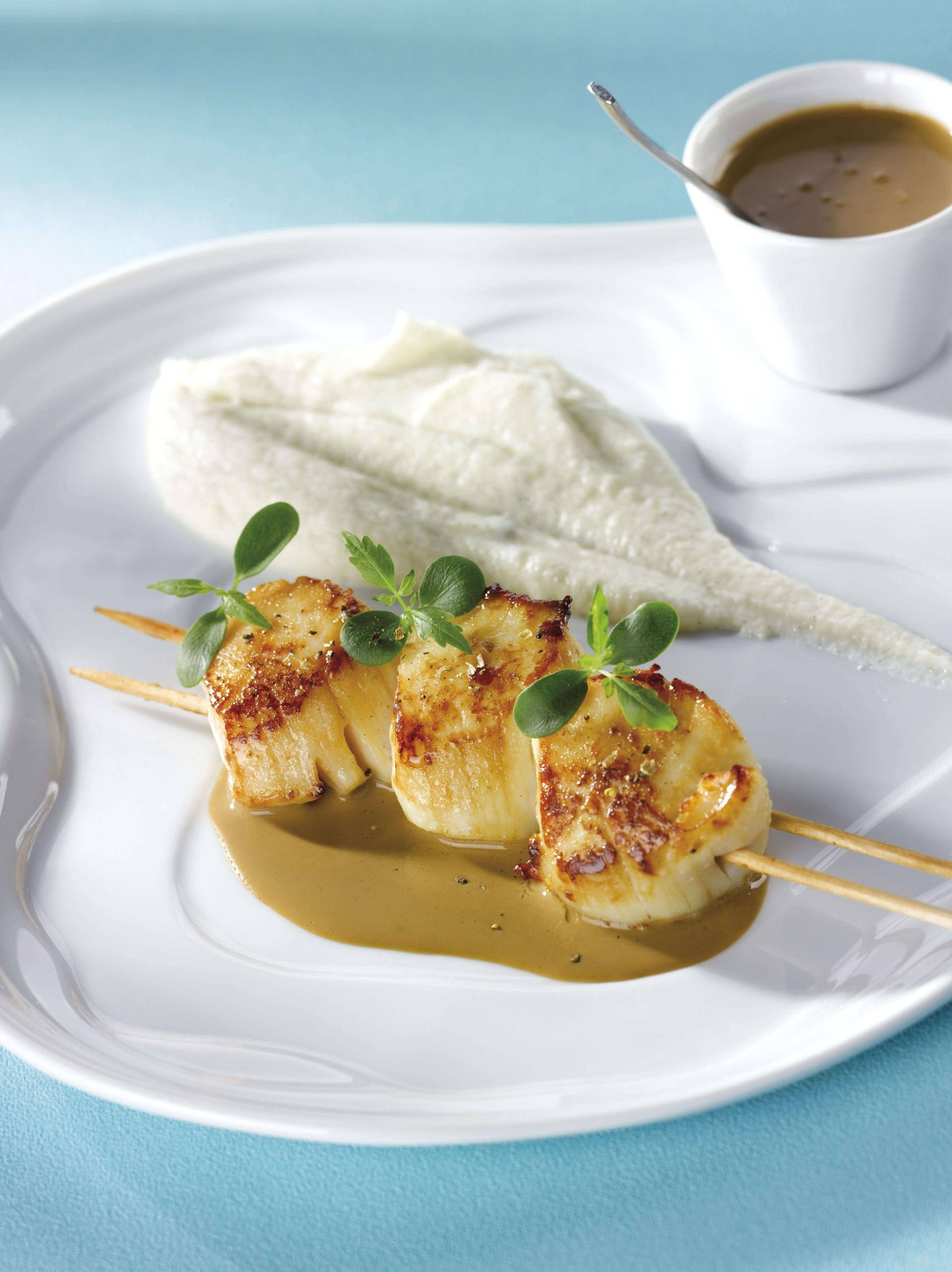 Spiesjes van sint-jakobsschelpen met koffiesaus, knolselderij & vanillepuree - Recepten undefined | Krups